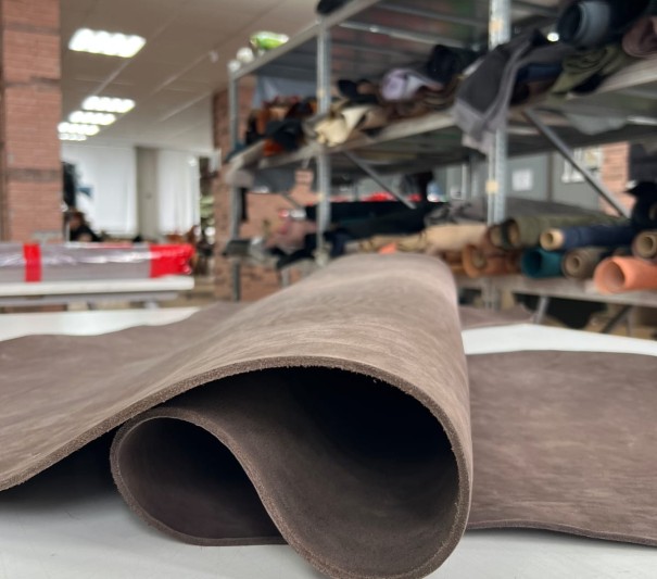 Чепрак (Горький шоколад), без финиша, 4.0 + мм, средний размер 180-200 дм²