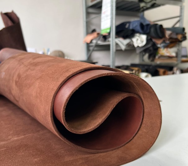 Чепрак (Коричневый), без финиша, 4.0 + мм, средний размер 180-200 дм²